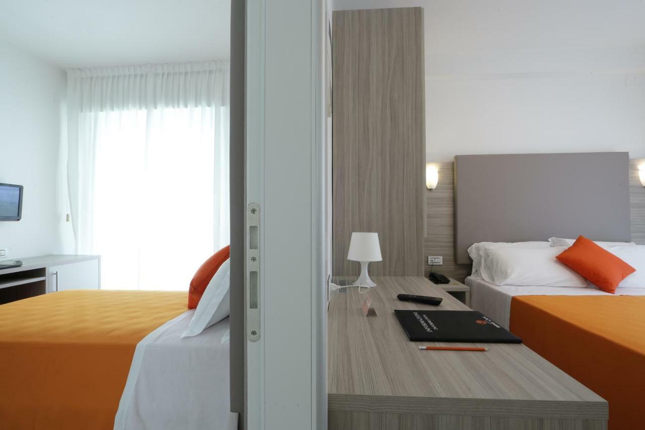 Hotel Simi Lan Lignano Sabbiadoro Ngoại thất bức ảnh